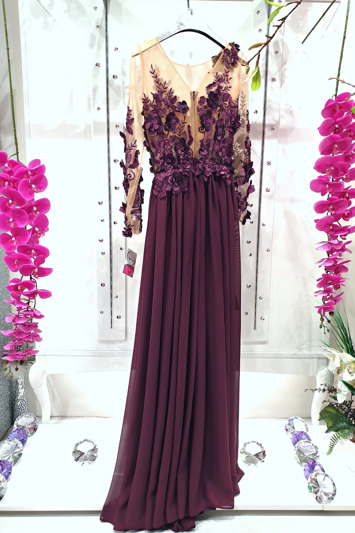 Abito lungo viola prugna Moda-Mania con strascico, corpetto in tulle nude a fiori 3D, design elegante e dettagli raffinati.