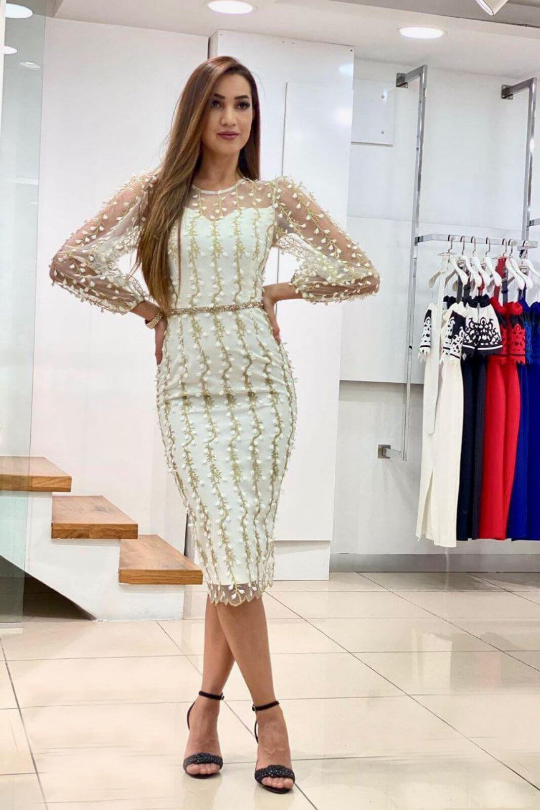 Abito a tubino aderente Moda-Mania in tulle bianco avorio con fantasia floreale e maniche lunghe, abbigliamento elegante e femminile.