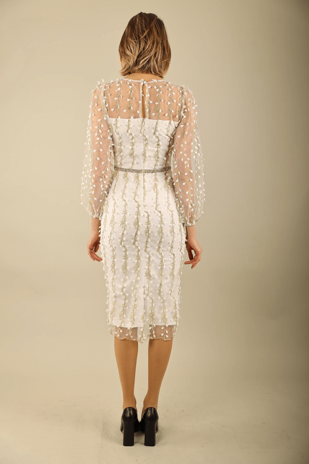 Abito a tubino aderente in tulle bianco avorio con fantasia floreale e maniche lunghe, firmato Moda-Mania, per occasioni eleganti