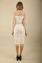 Abito a tubino aderente in tulle bianco avorio con fantasia floreale e maniche lunghe, firmato Moda-Mania, per occasioni eleganti