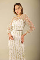 Abito a tubino aderente in tulle bianco avorio con fantasia floreale e maniche lunghe, firmato Moda-Mania.