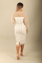 Abito a tubino aderente in tulle bianco avorio con fantasia floreale e maniche lunghe, firmato Moda-Mania.