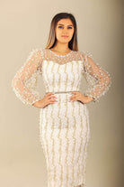 Abito a tubino aderente in tulle bianco avorio con fantasia floreale e maniche lunghe, firmato Moda-Mania, per occasioni eleganti.