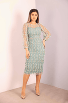 Abito a tubino aderente in tulle verde acqua con fantasia floreale e maniche lunghe, di Moda-Mania, abiti corti eleganti.
