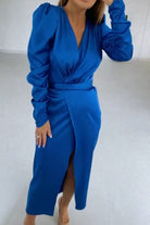 Abito midi blu elettrico Moda-Mania con maniche a sbuffo, allacciabile in vita e spacco profondo, in tessuto fluido e elegante.