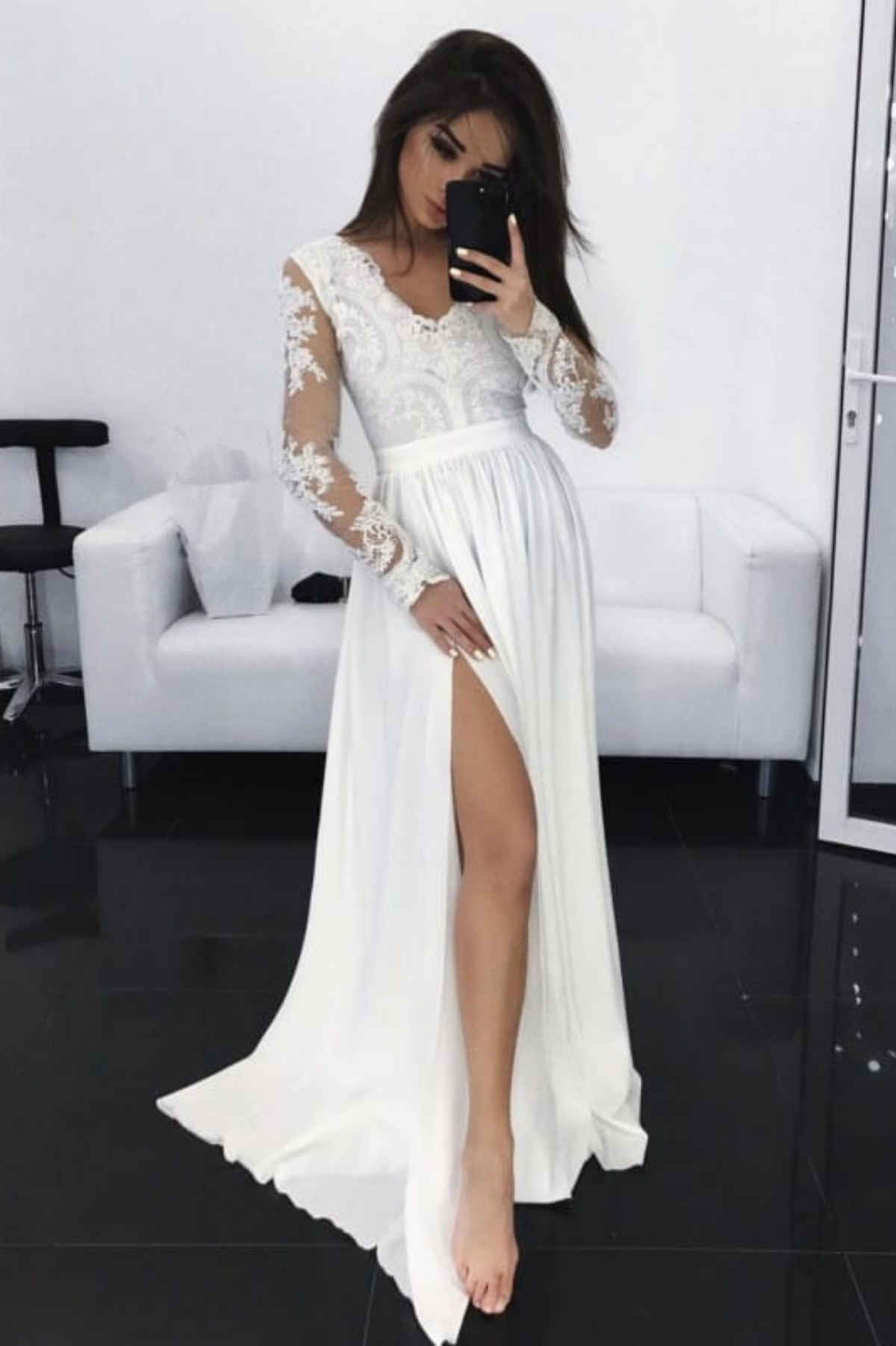 Abito lungo svasato bianco Moda-Mania con spacco laterale e corpetto in tulle ricamato, elegante e femminile.
