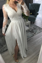 Abito lungo svasato bianco Moda-Mania con spacco laterale e corpetto in tulle ricamato, elegante e femminile.