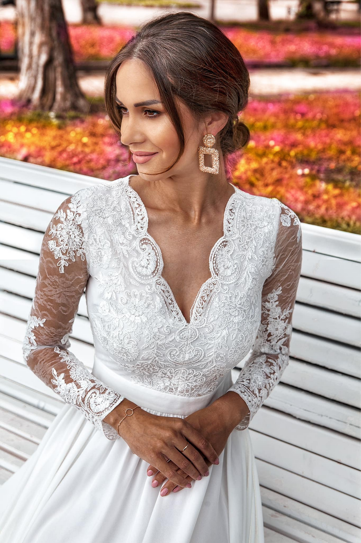 Abito lungo svasato bianco con spacco laterale e corpetto in tulle ricamato, moda-mania, elegante vestito da sera femminile.