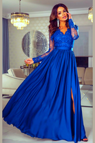 Abito lungo svasato blu elettrico di Moda-Mania con spacco laterale e corpetto in tulle ricamato, immagine frontale.