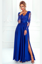 Abito lungo svasato blu elettrico con spacco laterale e corpetto in tulle ricamato di Moda-Mania.
