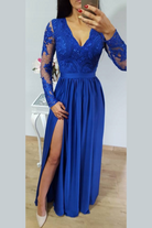 Abito lungo svasato blu elettrico con spacco laterale e corpetto in tulle ricamato, moda-mania, elegante e femminile