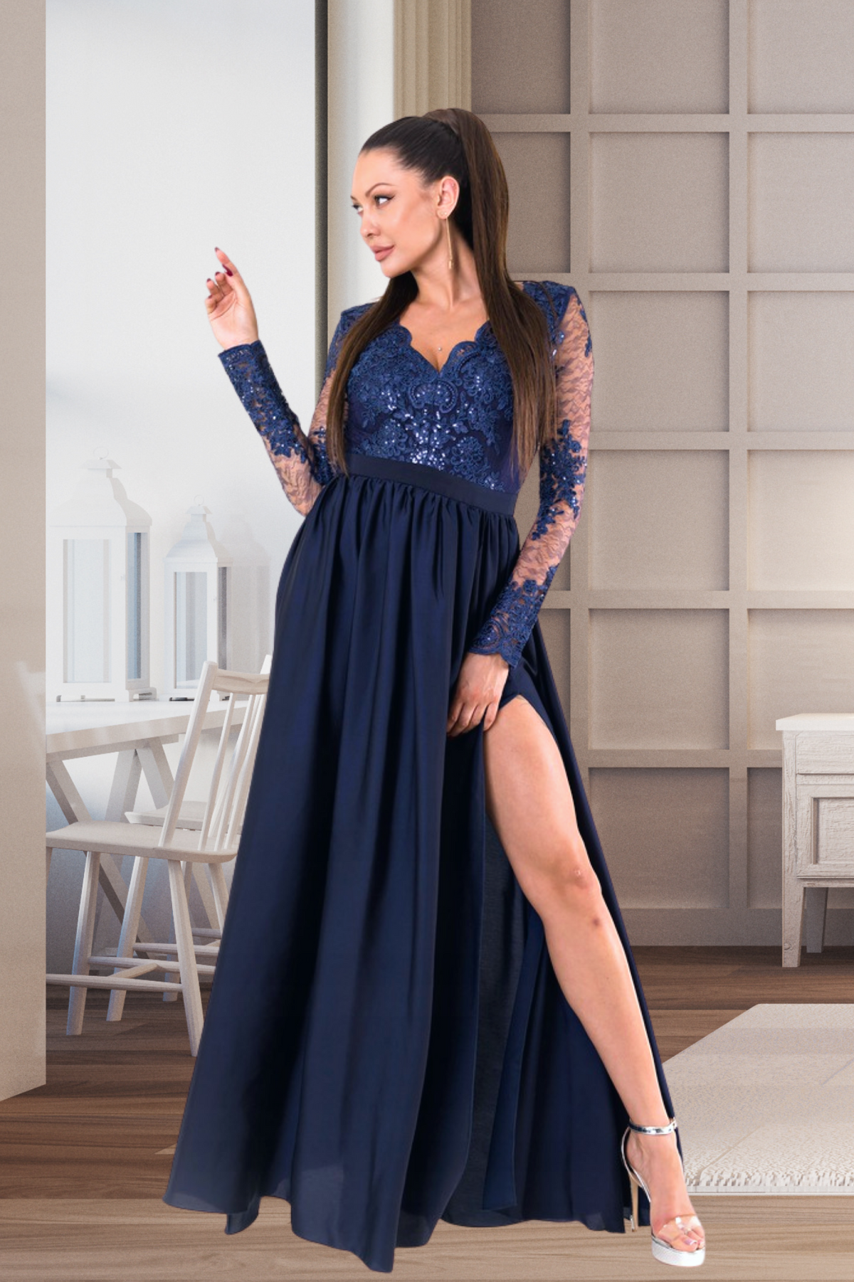 Abito lungo svasato blu notte di Moda-Mania con spacco laterale e corpetto in tulle ricamato, elegante e raffinato.