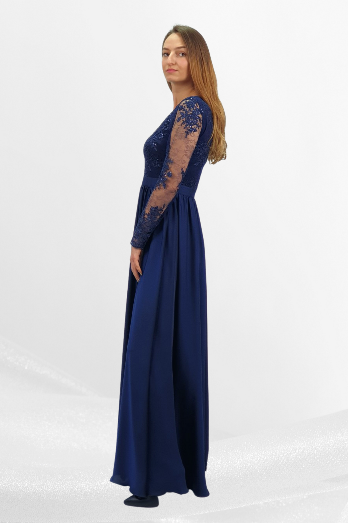 Abito lungo svasato blu notte Moda-Mania con spacco laterale e corpetto in tulle ricamato, mostra i dettagli eleganti e femminili