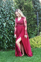 Abito lungo svasato bordeaux Moda-Mania con spacco laterale e corpetto in tulle ricamato, elegante e femminile.