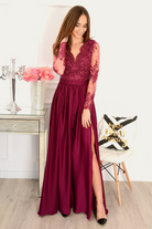 Abito lungo svasato bordeaux Moda-Mania con spacco laterale e corpetto in tulle ricamato, elegante e femminile.
