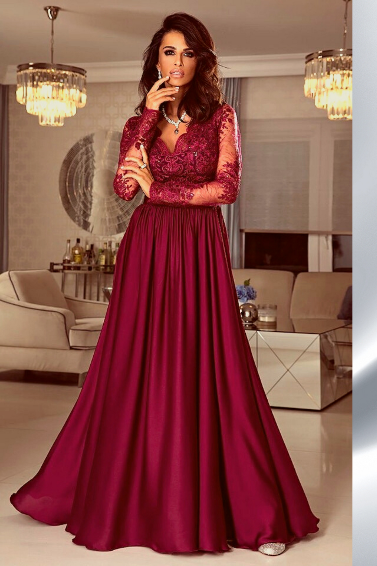 Abito lungo svasato bordeaux Moda-Mania con spacco laterale e corpetto in tulle ricamato, elegante e femminile.