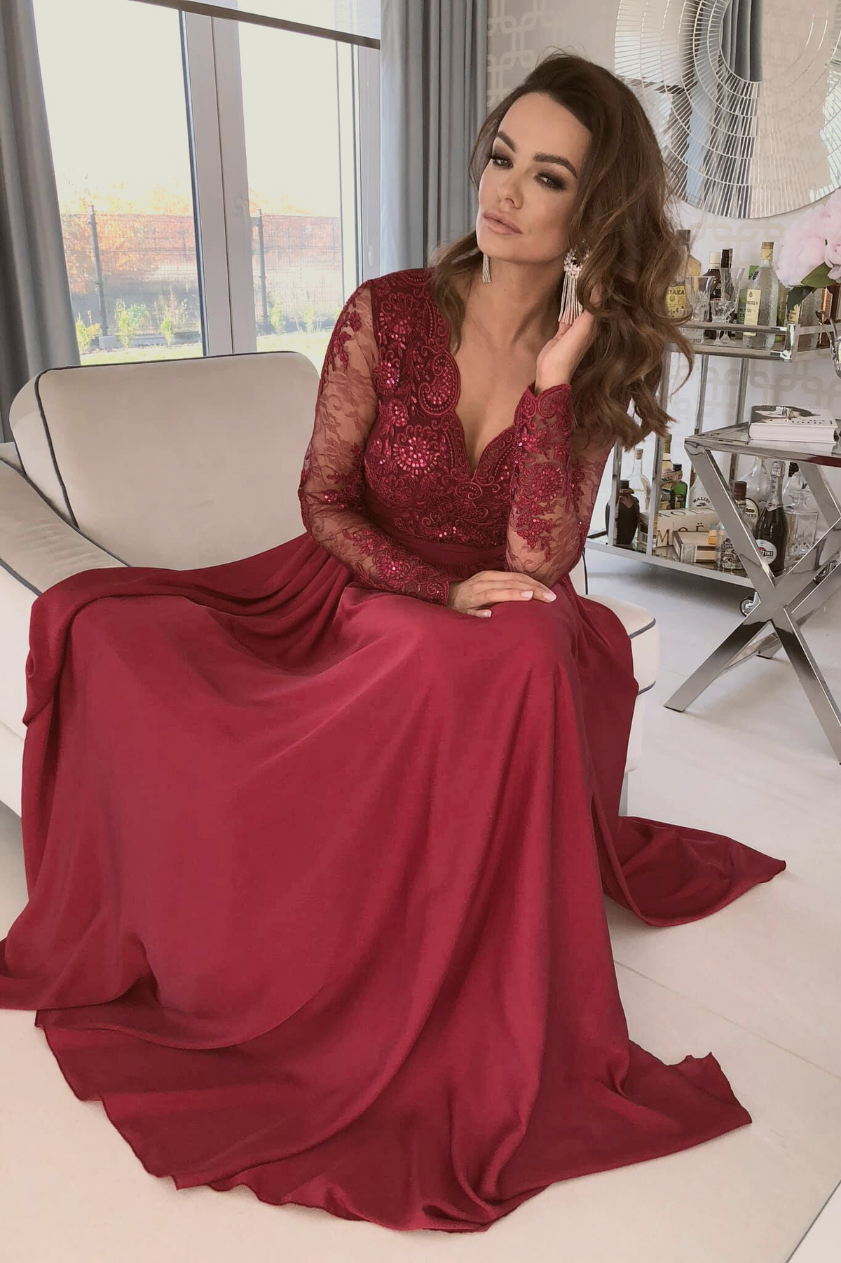 Abito lungo svasato bordeaux Moda-Mania con spacco laterale e corpetto in tulle ricamato, dettagli eleganti e raffinati.