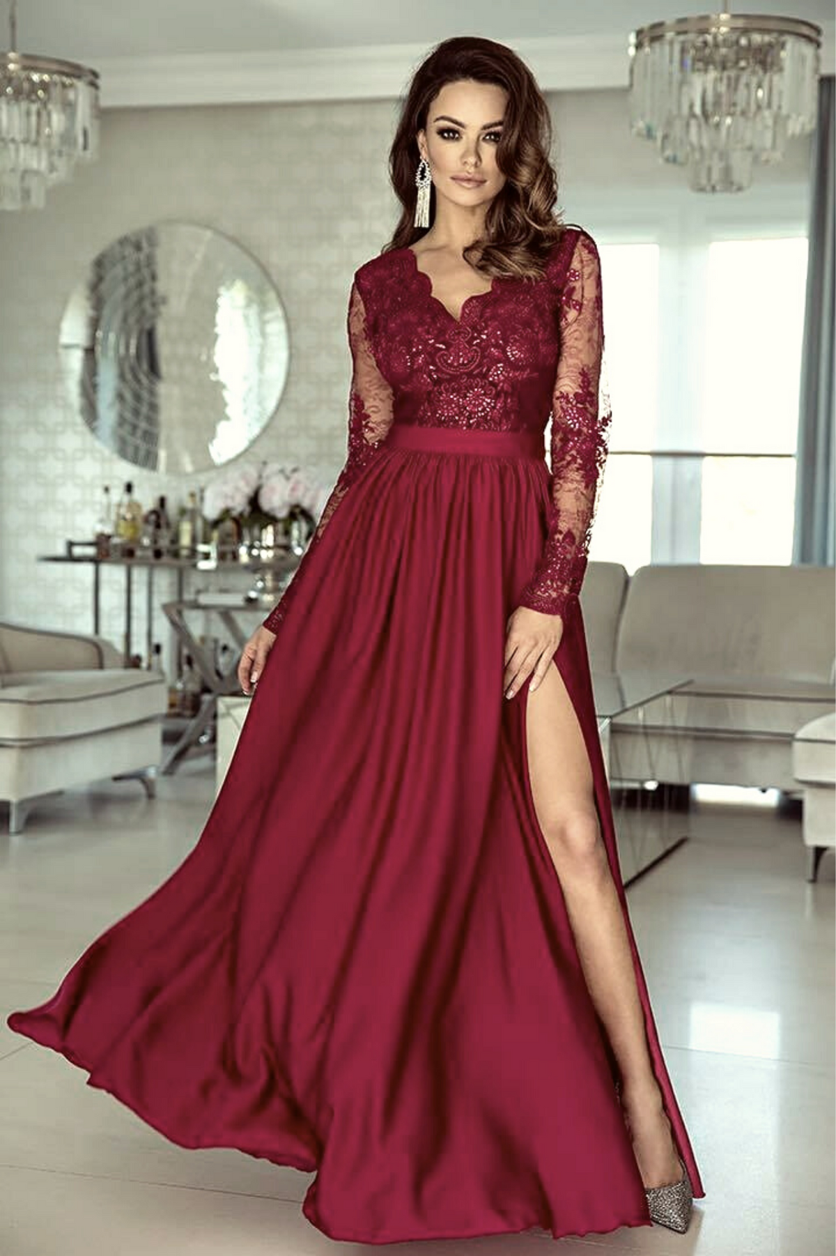 Abito lungo svasato bordeaux di Moda-Mania con spacco laterale e corpetto in tulle ricamato, elegante e femminile.