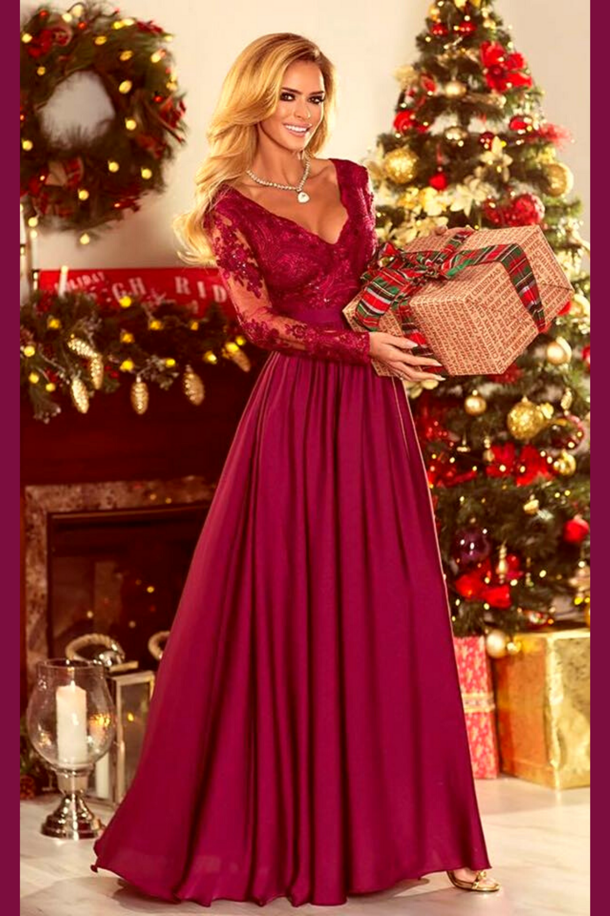 Abito lungo svasato bordeaux Moda-Mania con spacco laterale e corpetto in tulle ricamato, elegante e sofisticato.