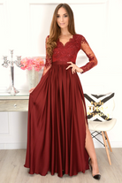 Abito lungo svasato bordeaux Moda-Mania con spacco laterale e corpetto in tulle ricamato, elegante e raffinato.