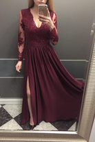 Abito lungo svasato bordeaux Moda-Mania con spacco laterale e corpetto in tulle ricamato, elegante e femminile.
