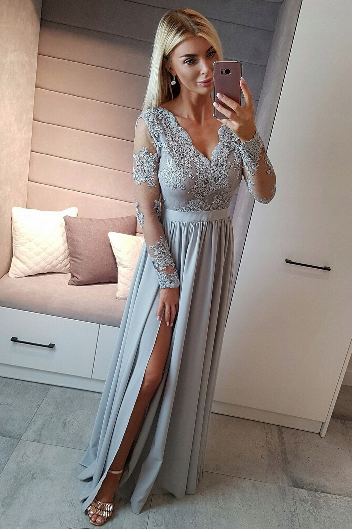 Abito lungo svasato grigio ghiaccio Moda-Mania con spacco laterale e corpetto in tulle ricamato, dettagli eleganti e femminili.