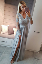 Abito lungo svasato grigio ghiaccio Moda-Mania con spacco laterale e corpetto in tulle ricamato, dettagli eleganti e femminili.