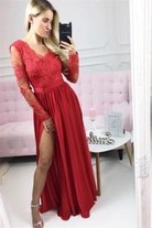 Abito lungo svasato rosso Moda-Mania con spacco laterale e corpetto in tulle ricamato, elegante e femminile.