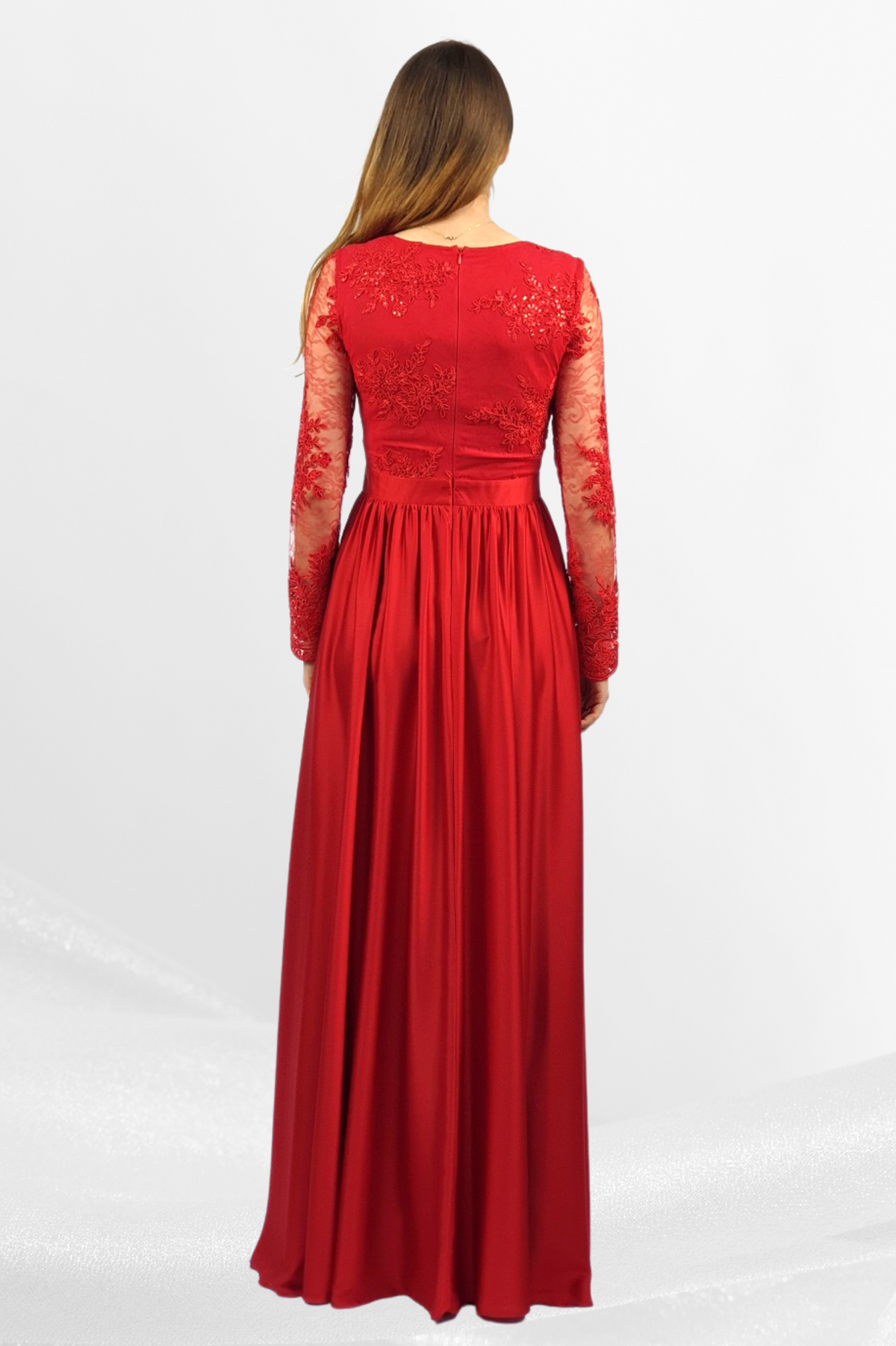 Abito lungo svasato rosso Moda-Mania con spacco laterale e corpetto in tulle ricamato, elegante e sofisticato