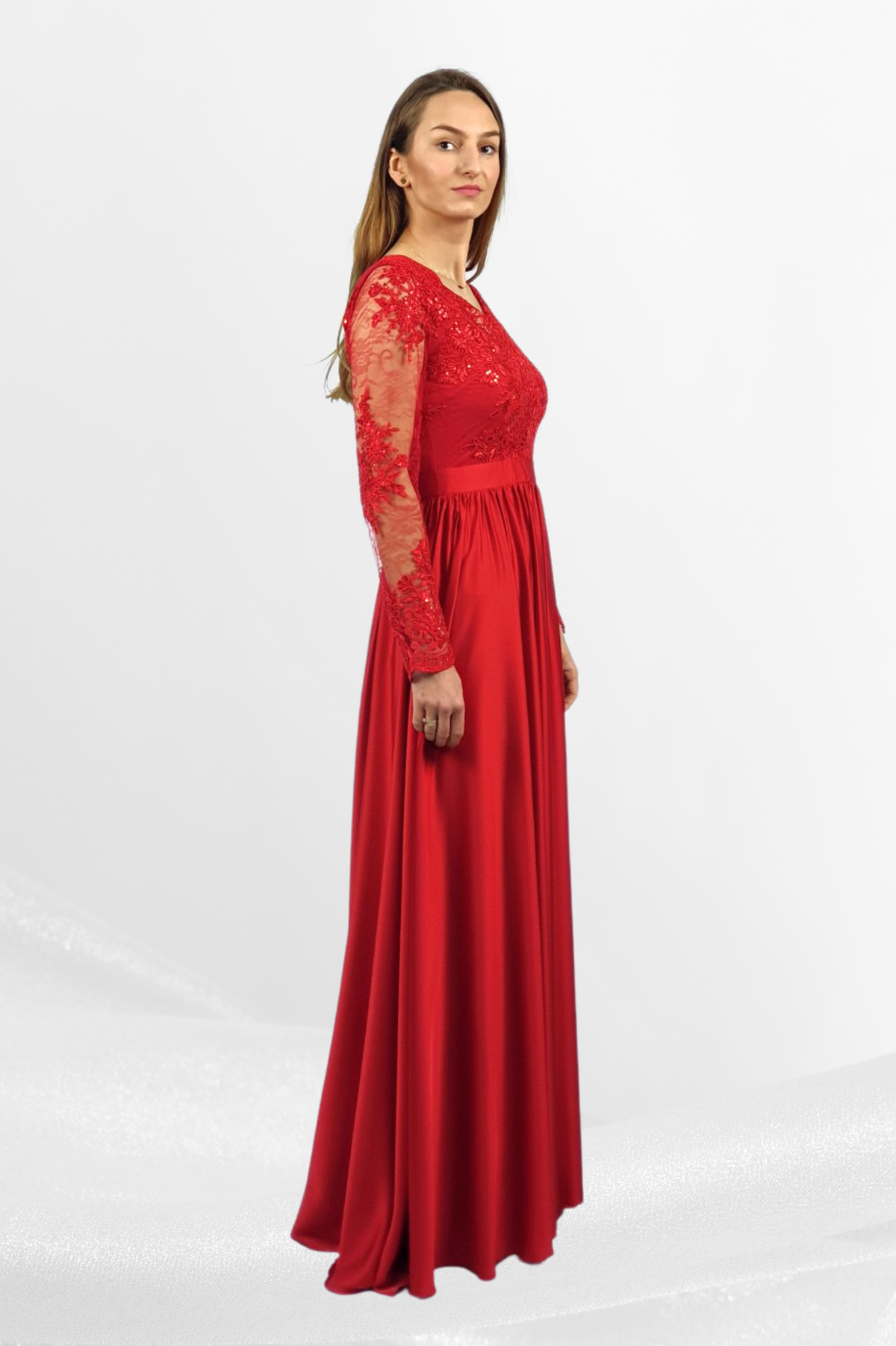 Abito lungo svasato rosso Moda-Mania con spacco laterale e corpetto in tulle ricamato, elegante e femminile.