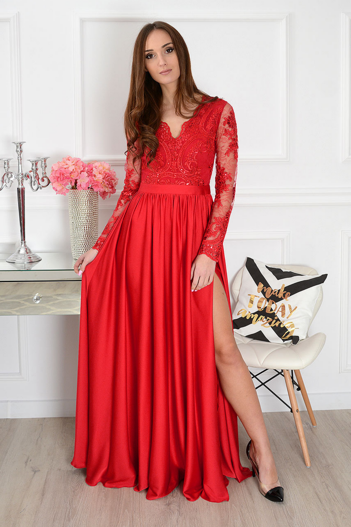 Abito lungo svasato rosso Moda-Mania con spacco laterale e corpetto in tulle ricamato, elegante abito da sera femminile
