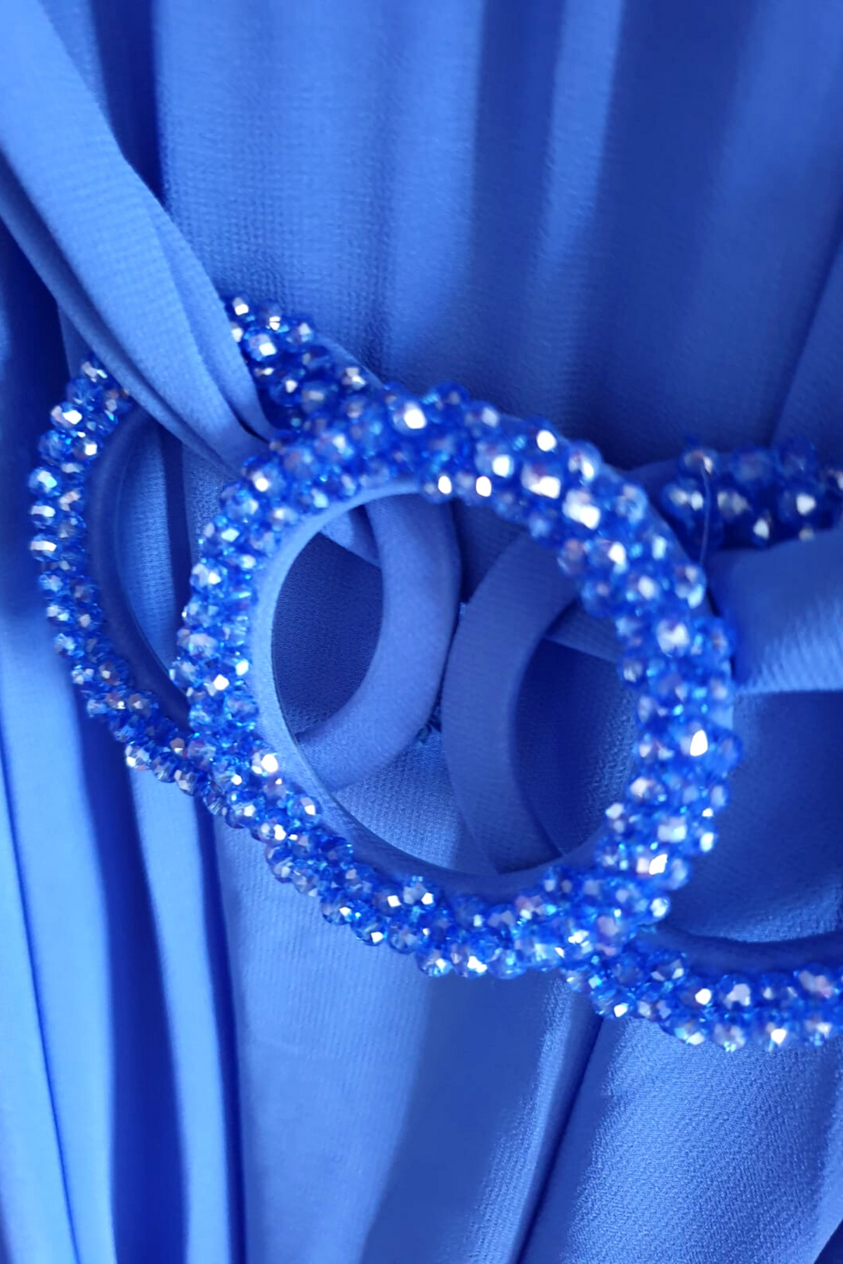 Abito lungo svasato per donne curvy in lavanda viola con maniche a campana e cinturino in vita con accessorio.
