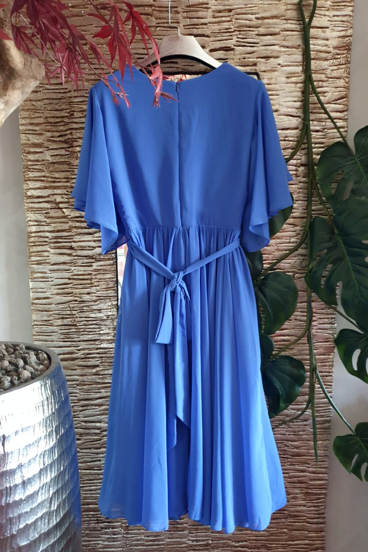 Abito svasato blu cobalto per donne curvy con maniche a campana, cinturino in vita e accessorio, lungo e elegante.