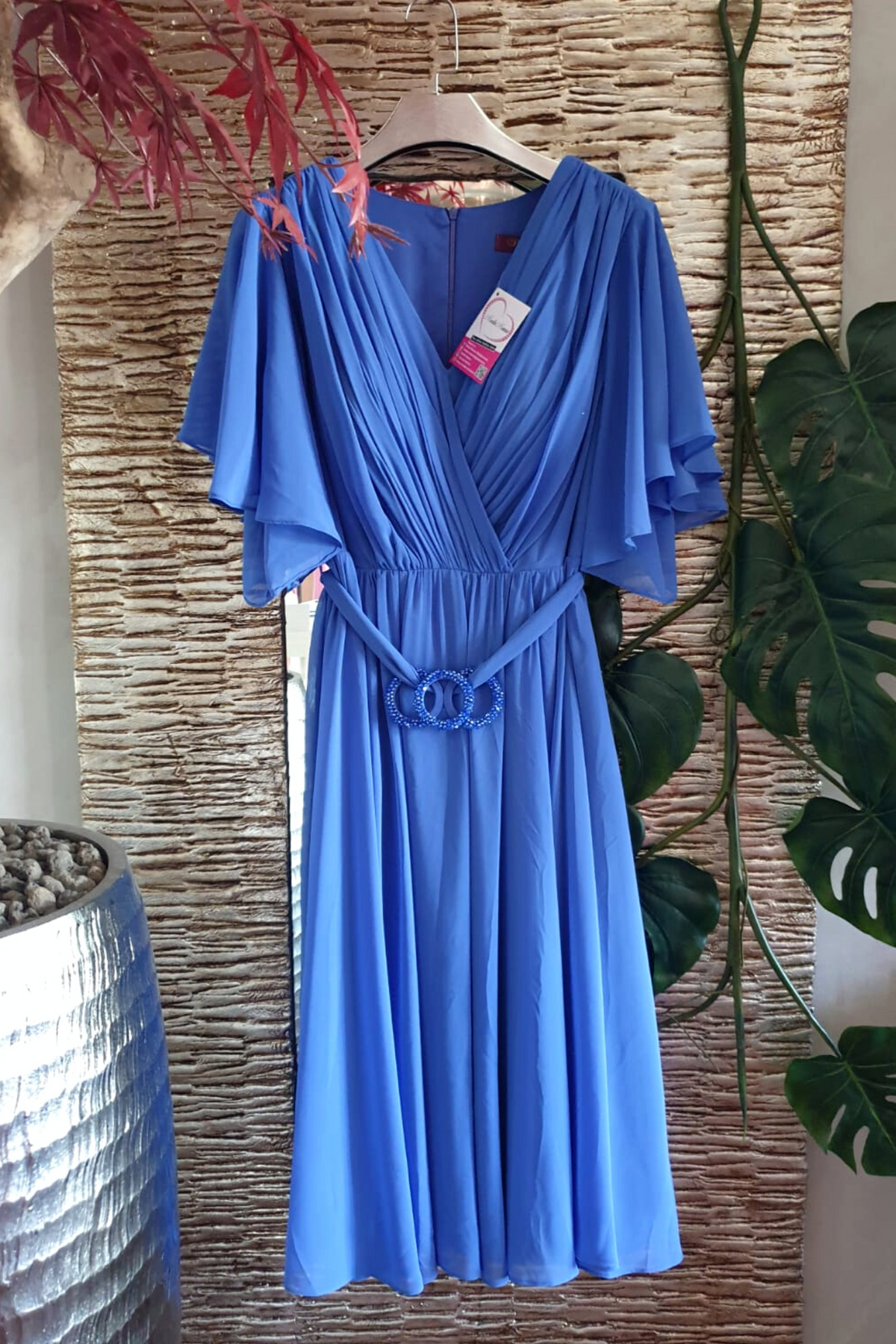 Abito lungo svasato per donne curvy in lavanda viola con maniche a campana e cinturino in vita con accessorio.