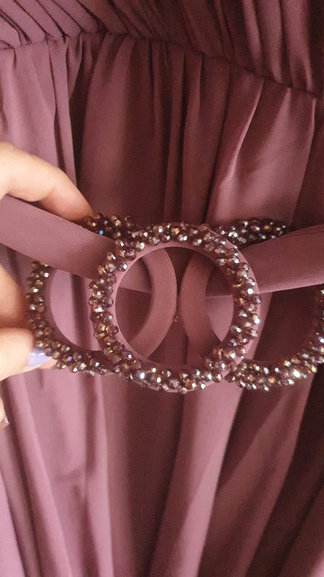 Abito svasato donna curvy lavanda viola con maniche a campana, cinturino in vita e accessorio, brand Moda Mania.