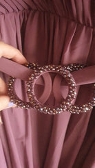 Abito svasato donna curvy lavanda viola con maniche a campana, cinturino in vita e accessorio, brand Moda Mania.