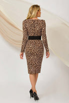 Abito corto a tubino leopardato con scollo a V e cintura in tinta, marca Pretty Girl, vestibilità aderente e design elegante.