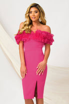 Abito tubino fucsia Pretty Girl con scollo a barchetta e dettagli di volants in organza, abito corto elegante e femminile.
