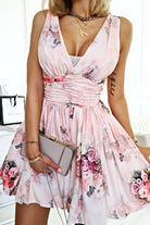 Abito corto svasato pesca chiaro con fantasia floreale e apertura posteriore, moda Moda-Mania, ideale per look estivi.