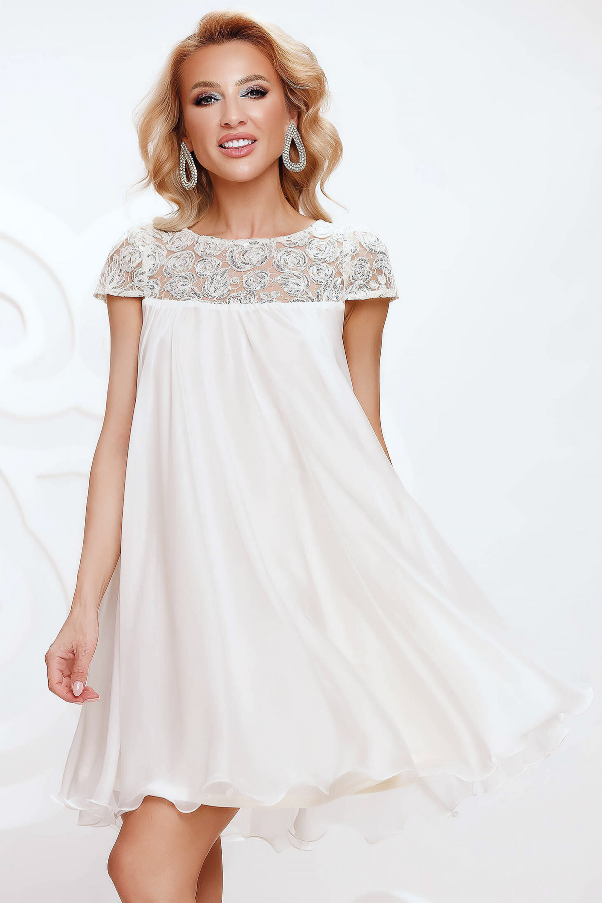 Abito svasato bianco Artista in tessuto georgette con décolleté in tulle floreale, abiti corti elegante e femminile.