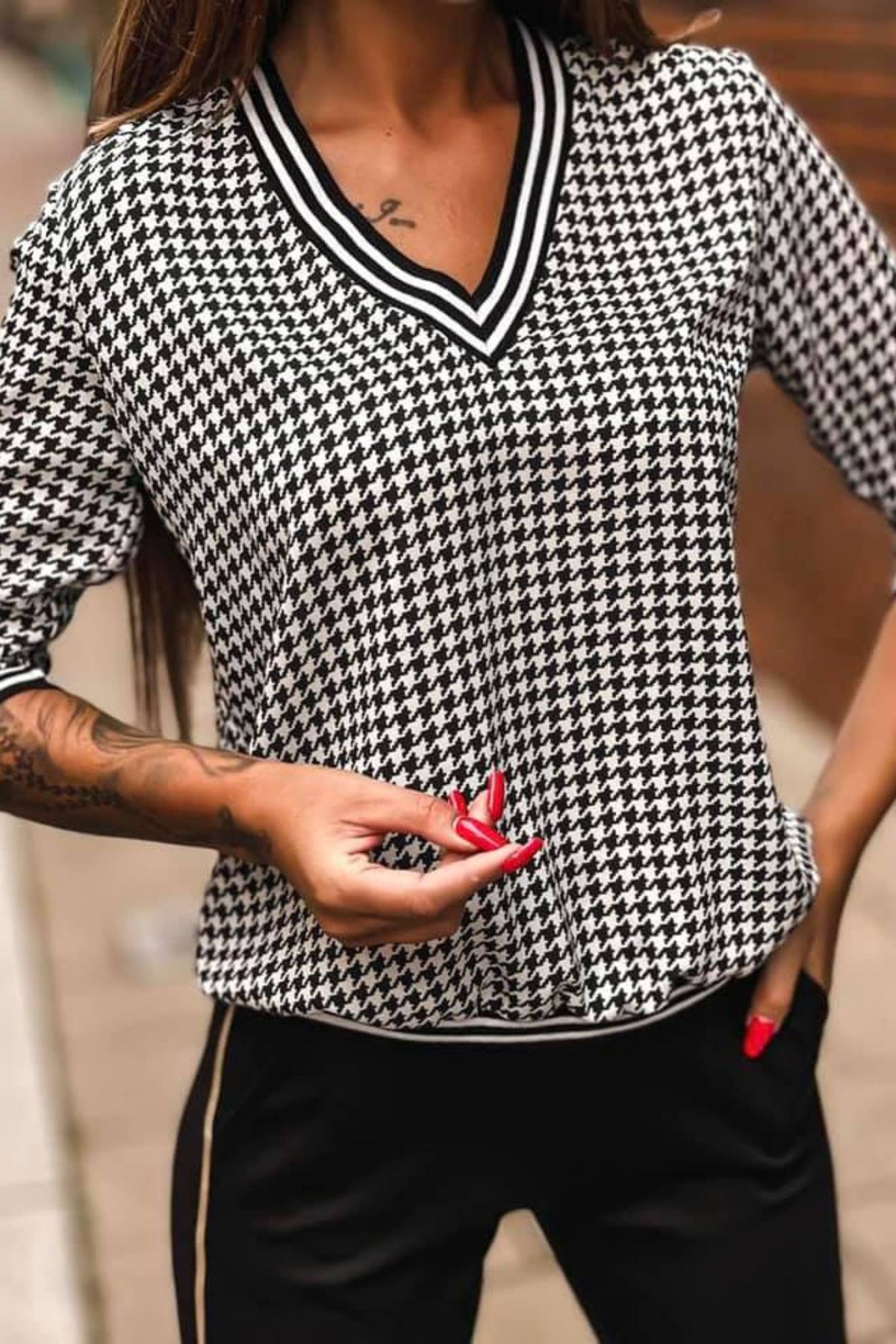 Blusa casual a fantasia pied di poule Moda-Mania con maniche tre quarti, scollo a V e bordi elasticizzati.