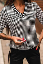 Blusa casual a fantasia pied di poule Moda-Mania con maniche tre quarti, scollo a V e bordi elasticizzati.