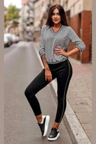 Blusa casual a fantasia pied di poule Moda-Mania con maniche tre quarti, scollo a V e bordi elasticizzati, vista frontale.