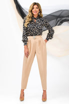 Blusa elegante a stampa maculata beige e nera di Pretty Girl con collo alto giro con apertura, tessuto leggero e raffinato.