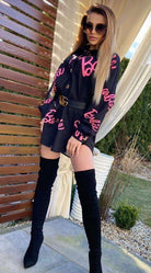 Camicia oversize nera Moda-Mania con scritta fucsia e bottoni a forma di cuore dorati, stile Barbie, tessuto leggero e casual