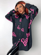 Camicia oversize nera Moda-Mania con scritta fucsia Barbie, bottoni a forma di cuore dorati, stile casual e alla moda