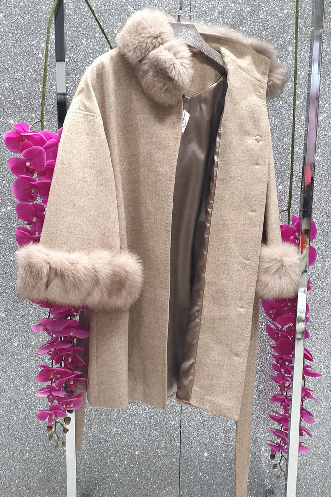 Cappotto in lana cashmere beige invernale foderato con collo e polsi in pelo naturale