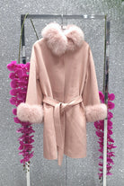 Cappotto in lana cashmere rosa invernale foderato con collo e polsi in pelo naturale, giacca Moda-Mania, stile elegante e caldo