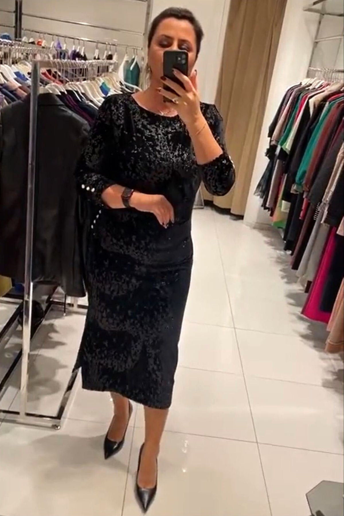 Abito midi donna curvy in tessuto velluto fantasia con spacco laterale e bottoni gioiello in strass, moda-mania.