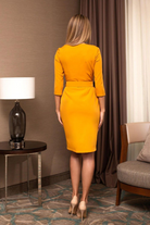 Abito a blazer giallo senape Pretty Girl con modello a tulipano, scollo a V e cintura inclusa, perfetto per occasioni eleganti.